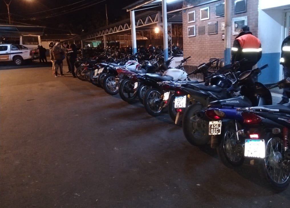 GustavoAdda's tweet photo. Junto al #TercioDelta del #CRE y #PDI la @DGTRosario secuestró 17 motos y un automóvil modificado que no reunían las condiciones de seguridad para circular.
Continuamos controlando con procedimientos preventivos como cada día y cada noche.
#HayControl https://t.co/toqIG4HdRt