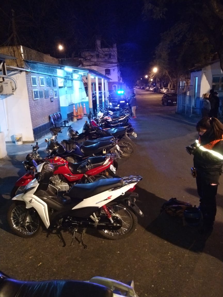 GustavoAdda's tweet photo. Junto al #TercioDelta del #CRE y #PDI la @DGTRosario secuestró 17 motos y un automóvil modificado que no reunían las condiciones de seguridad para circular.
Continuamos controlando con procedimientos preventivos como cada día y cada noche.
#HayControl https://t.co/toqIG4HdRt