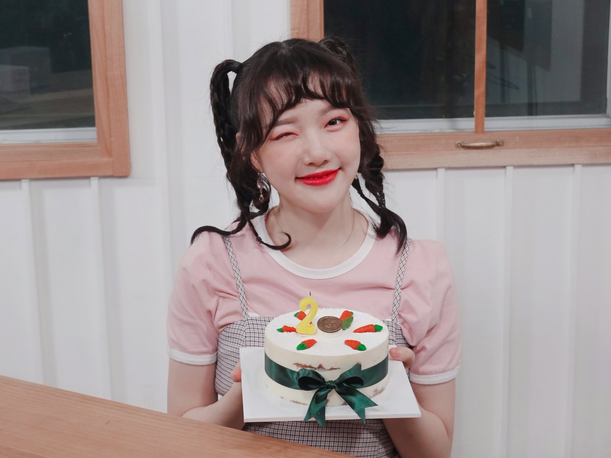 M2MPD's tweet photo. 니얌니얌의 사랑둥이! 엠투의 메인! 여자친구 예린이의 24번째 생일을 진심으로 축하합니다🥳🎂🎉 #당근송을잘부르는 #우리옌니의생일 #HappyYerinDay #여자친구 #예린 #GFRIEND #Yerin @gfrdofficial https://t.co/Tv2W3G0a11