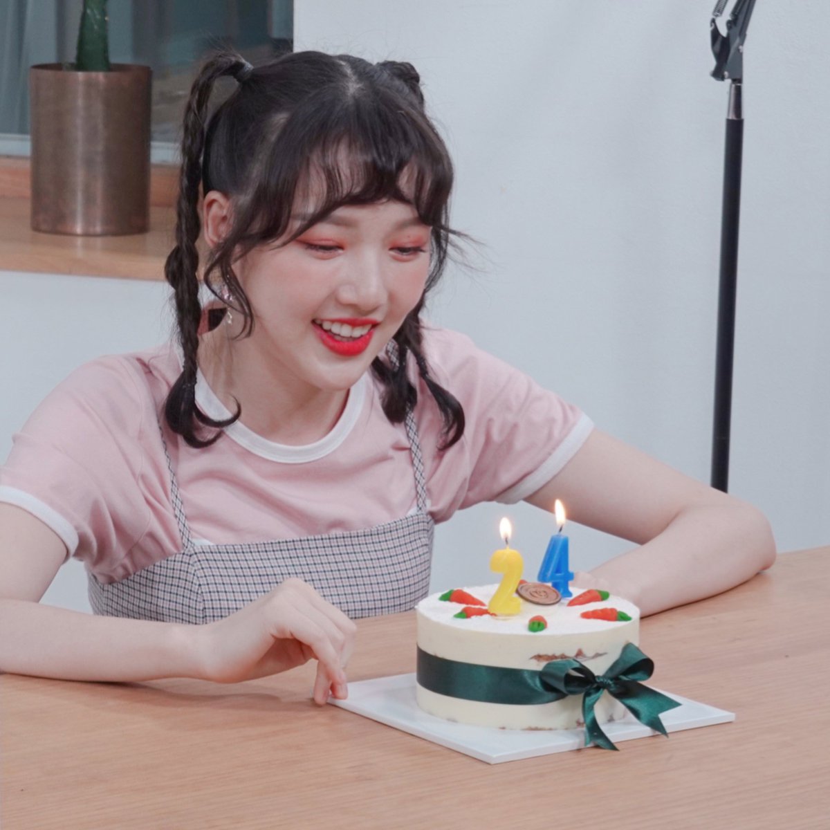 M2MPD's tweet photo. 니얌니얌의 사랑둥이! 엠투의 메인! 여자친구 예린이의 24번째 생일을 진심으로 축하합니다🥳🎂🎉 #당근송을잘부르는 #우리옌니의생일 #HappyYerinDay #여자친구 #예린 #GFRIEND #Yerin @gfrdofficial https://t.co/Tv2W3G0a11