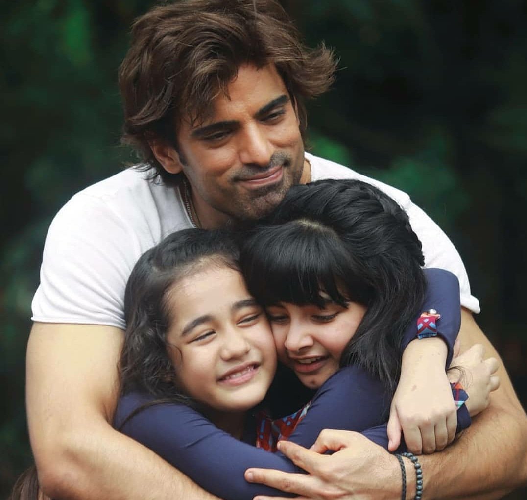 ItsMohitMalik's tweet photo. Not without them 😍 . TONIGHT !!! #kullfikumarbajewala #sikandersinghgill #ssg #sikulfi #simyra @starplus @aakritisharma.official @myrasinghofficial 
📷 - @chaurasia_virendra https://t.co/sgkhDrMSKz