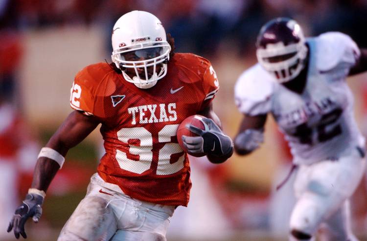 High School: Midland Lee
3 straight state titles
8,423 rushing yards. 

College: University of Texas 
5,540 rushing yards.  
All-American.  

NFL
Drafted RD 1 Pick 4 by the bears 
6,017 rushing yards.  

Texas Legend will be missed 

#CedricBenson
#RIP
@TexasLonghorns https://t.co/UWDsYKg7cD