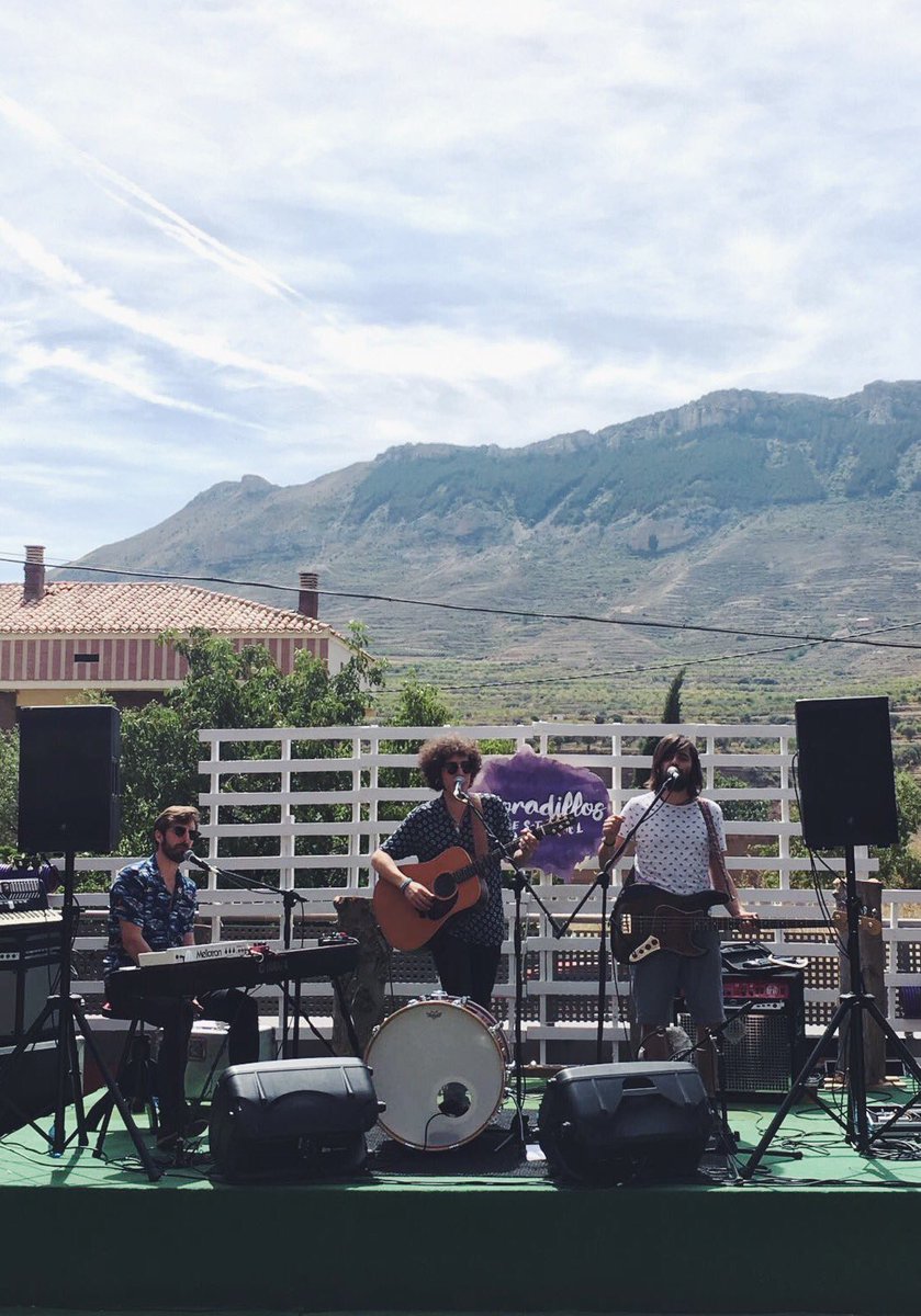 ¡Volvemos de nuevo a <a href="/MoradillosF/">MoradillosFestival</a>! 

La foto es del año pasado en acústico, esta vez volvemos con toda la banda y todo el rock del mundo 🤘🏼

El jueves 22 de agosto nos vemos a las 22:30 h.

Es alucinante tocar en sitios donde la gente tiene el mismo amor a la música que nosotros.