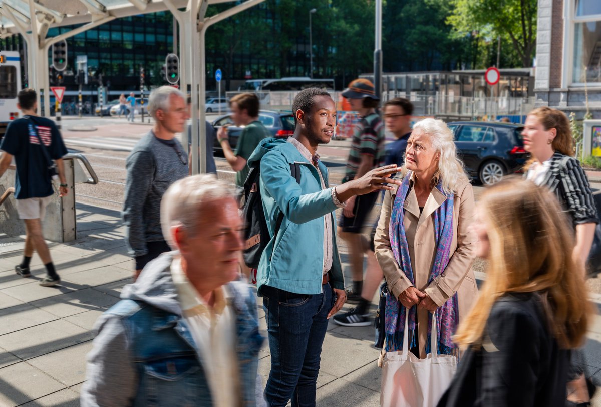 Dementie komt in Nederland steeds vaker voor! 👉Daarom start vandaag onze campagne ‘Zien is 1…Doen is 2!’ om aandacht te vragen voor mensen met dementie.
(H)erken #dementie! Bied een helpende hand. #Retweet en vergroot de beweging voor een dementievriendelijk Nederland🧡#Zienis1