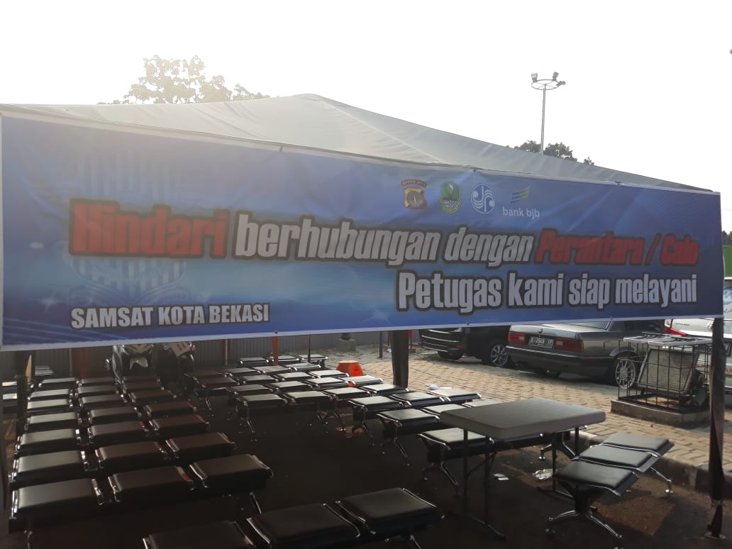 Samkobe06's tweet photo. Pengurusan surat kendaraan di Samsat Kota Bekasi semakin mudah, hindari berhubungan dengan calo, silahkan datang dan urus sendiri petugas kami siap melayani. https://t.co/KHPV4nj7QY