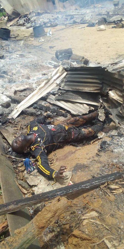 Fonki16686331's tweet photo. This toddler could have been a fine Dr,Lawyer,Teacher etc @UNICEF burnt young men could have been in school.The terrorist soldiers of LRC Paul Biya declared war on Ambazonians...ONGOING GENOCIDE @Oprah @hrw @innercitypress @washingtonpost @PaulKagame the int comty remain silent ? https://t.co/FsEIOpBuy5