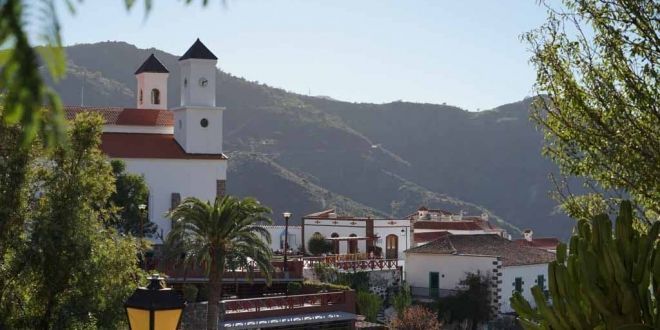 La mano humana destroza pero también construye. Nuestra solidaridad a los vecinos sufren por sus municipios, casas y animales. 
"Por muy larga que sea la tormenta, el sol siempre vuelve a brillar entre las nubes"-Khalil Gibran💛💙 #FuerzaGranCanaria #IFGranCanaria.