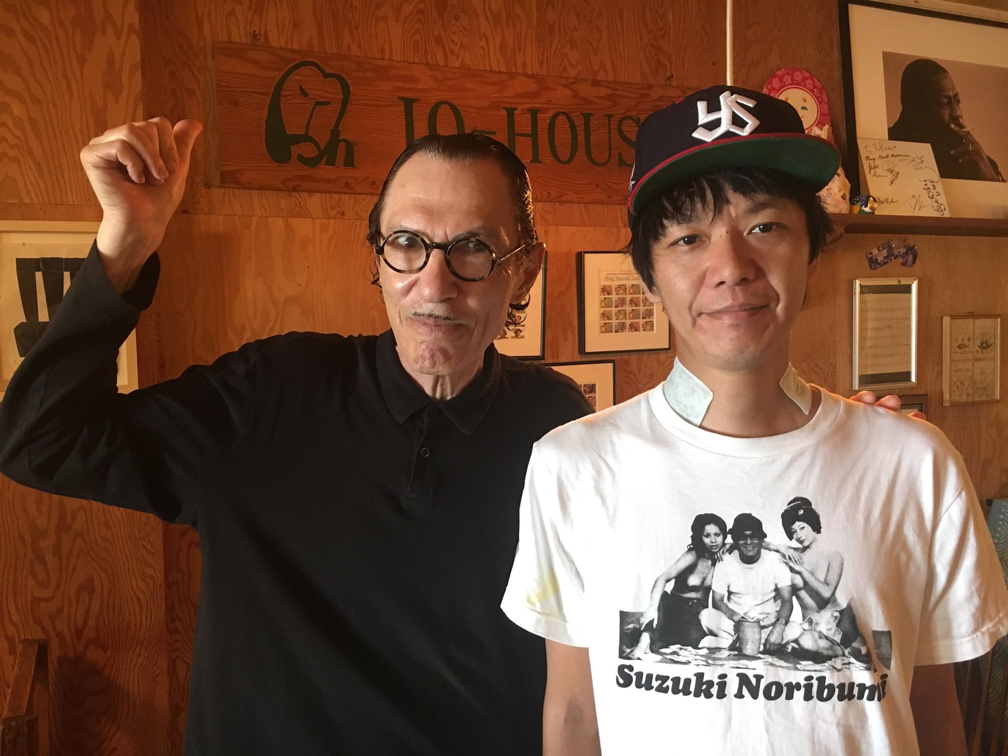 岸野雄一 これまでもダンシングヒーローや一休さん また洋楽のmj マドンナ ボニーmなどを盆踊り のレパートリーにする例は数多くありますし 大友さんのプロジェクトフクシマなどでも櫓にdjを配して楽曲をプレイする事はありましたが 音頭のリズムで輪に