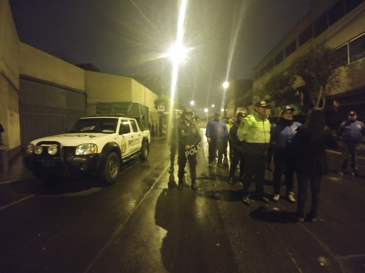 SilviaG_G77's tweet photo. Recuperan la vía pública en los alrededores de mesa redonda . Ayacucho y Nicolas de Pierola @Capital967 #Alertacapital https://t.co/kDgRe5Wb6r