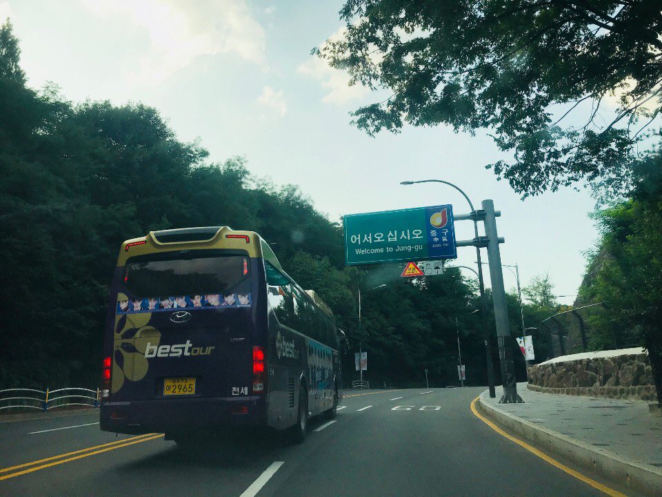thefactnews's tweet photo. 🚌바이나인 데뷔 응원 #트레블버스 🚌

오늘부터 약 한 달간 운행하는 외국인 전용 ✨바이나인 트레블버스✨
오늘은 중국 관광객과 함께합니다🤗💖

🚍오늘 일정: 면세점-코엑스-남산-면세점-종로-호텔

#바이나인 #BY9 #BY9_be_your_nine #BY9_DEBUT #팬앤스타 #FANNSTAR https://t.co/uk1tw5Oh0R