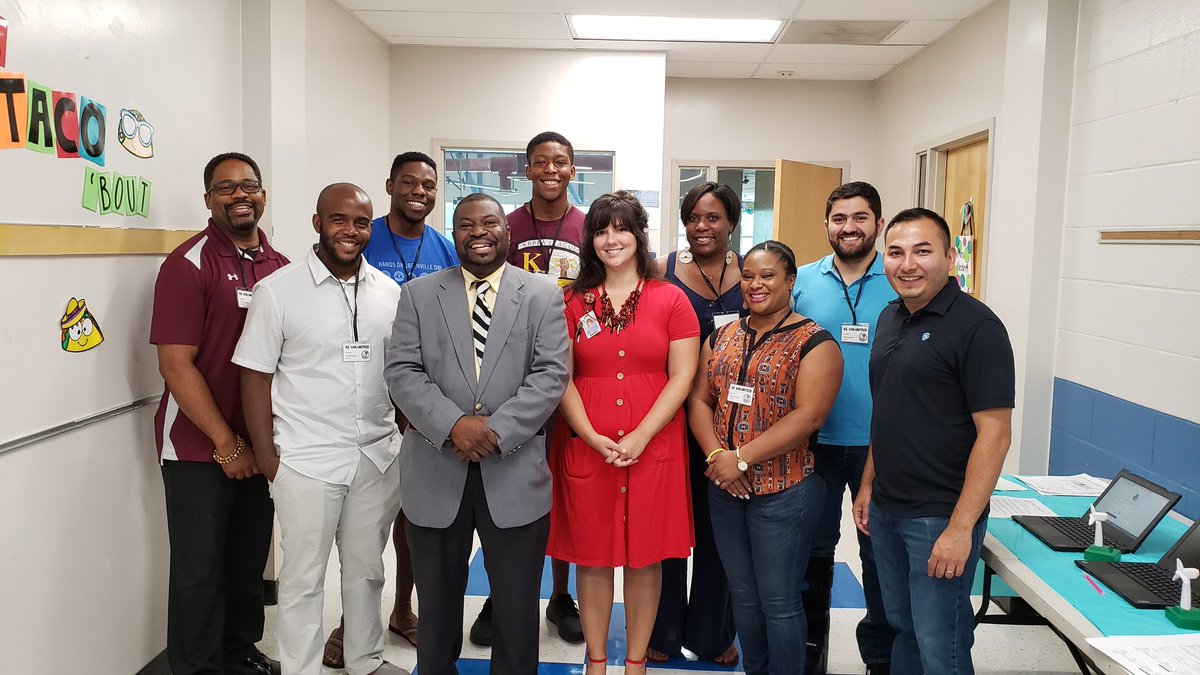 It was great to see the #EngagedEagles learners and parents at Meet the Teacher events. Thank you GE for helping with the Chromebook kickoff!