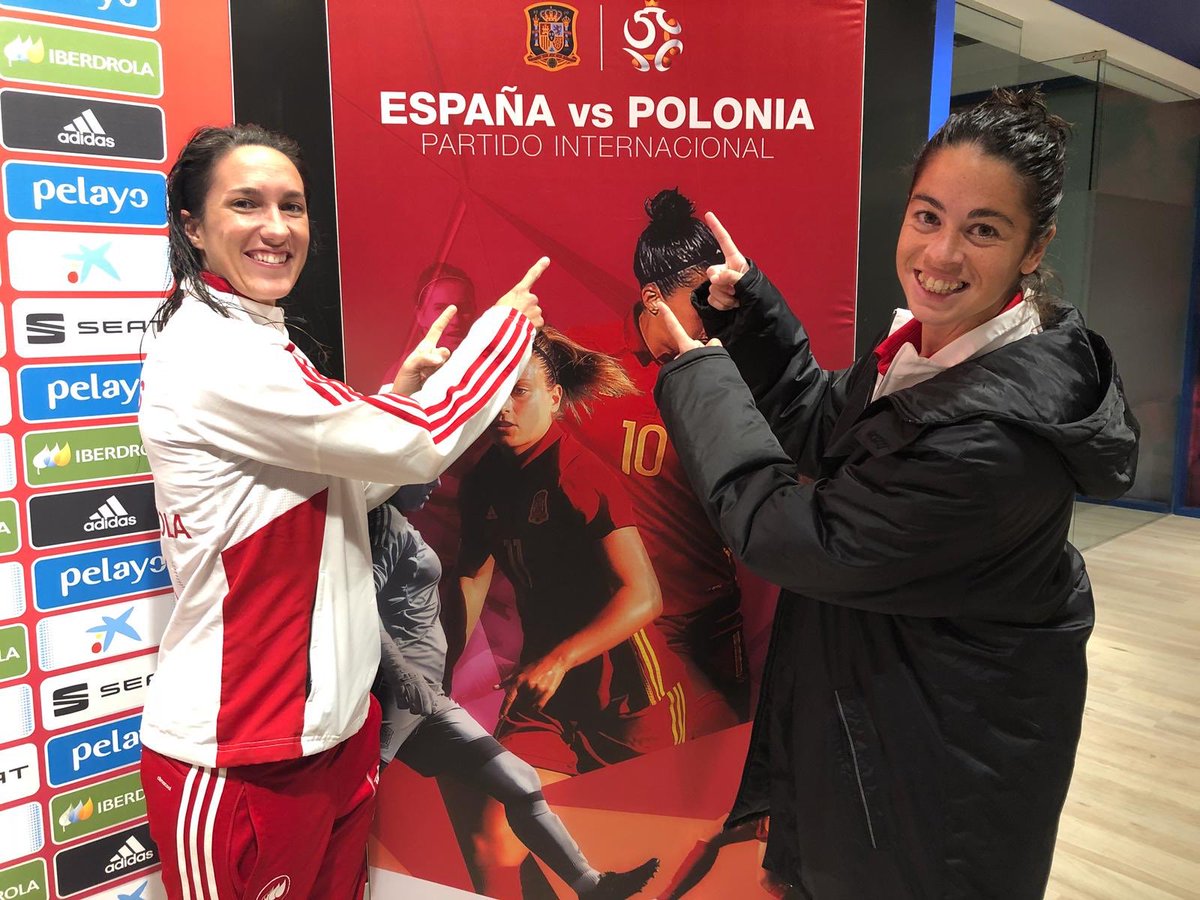 Se retiran de la <a href="/SeFutbolFem/">Selección Española Femenina de Fútbol</a> dos LEYENDAS que dejan un legado incuestionable, pero sobre todo, dos personas maravillosas. 

GRACIAS <a href="/marta_torre5/">Marta Torrejon</a> y <a href="/meseguer15/">Silvia Meseguer</a> por vuestra eterna generosidad 🙌. 

Compartir todos estos años con vosotras ha sido un verdadero honor 💗.