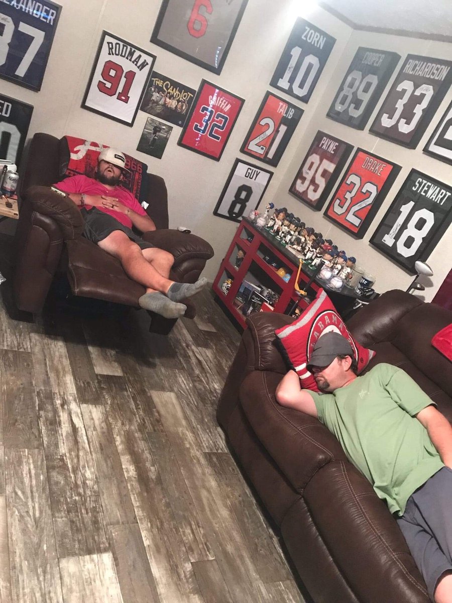 What ya mans really doing on guys night. #saturdayisfortheboys #mancave