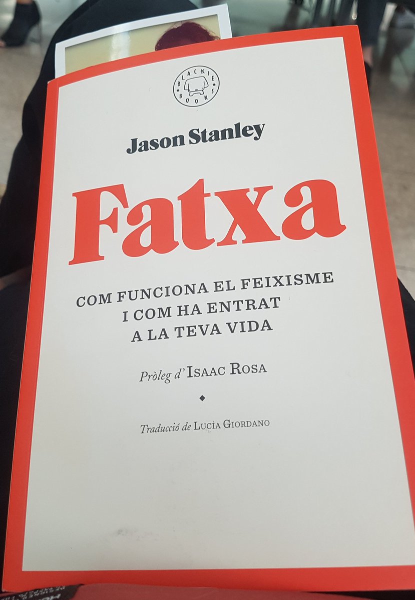 taticatala's tweet photo. Si coincido con él le regalaré este libro, no porqué crea que es un fatxa, sé que no lo es. Lo haré para que ponga conciencia del poder que tiene. I que elegir el camino del alarmismo, es elegir ser el problema y no ser parte de la solución. https://t.co/lUj3U9PQfW