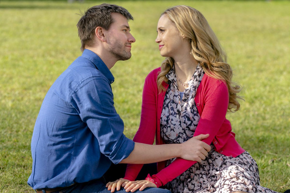 SterolineLight's tweet image. Yesssss, I'm ready for the next epic romantic @hallmarkchannel movie. I can't stop watching them. #RoyallyEverAfter with @FionaGubelmann &amp;amp; @torrancecoombs 🥰🥰🥰