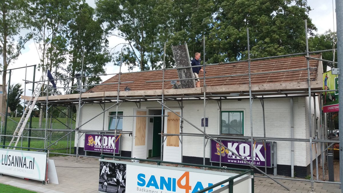 Sportclub Genemuiden (@scgenemuiden) on Twitter photo De renovatie van het witte huisje vordert gestaag, de mannen van <a href="/PleijsierBenO/">PleijsierBouw&Onderh</a> doen in ieder geval goed hun best. #focusopdetoekomst De renovatie van het witte huisje vordert gestaag, de mannen van <a href="/PleijsierBenO/">PleijsierBouw&Onderh</a> doen in ieder geval goed hun best. #focusopdetoekomst