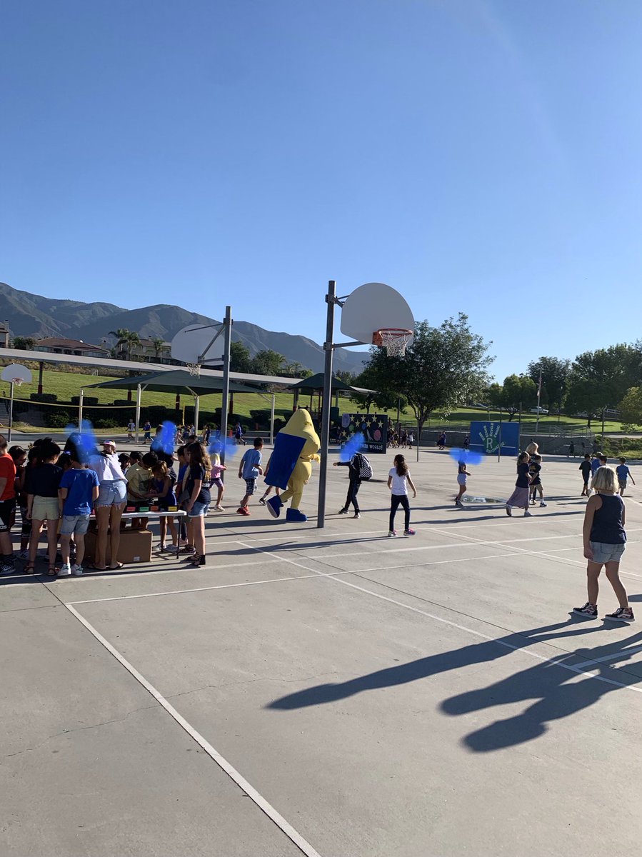 GoldenEtiwanda's tweet photo. PTA’s Walking Program has started! Students earn rewards for walking before school! Encourage your student to walk with friends. https://t.co/tDadSmurDH