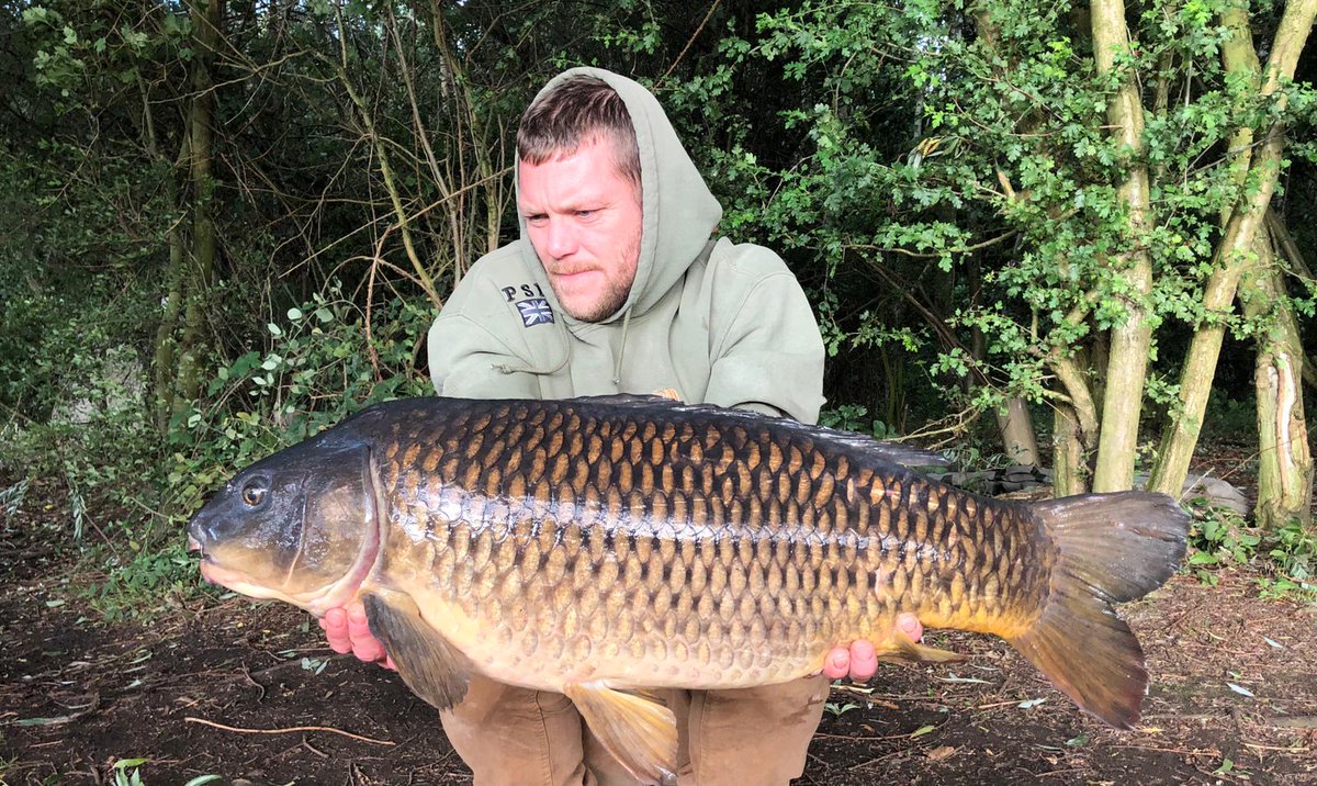 PukkaSquirrelB's tweet photo. Dave with a unit the Honey Nut HNS4 16mm Pop Ups over Honey Nut HNS4 n SS4.
#BigCommon #CarpFishing #CarpAngler #CarpAngling #Fishing #Angling #fisherman #PukkaSquirrelBaits #PSB https://t.co/SgSebJWr2N