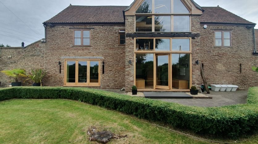HousePartyS's tweet photo. New to our portfolio #Bristol #Bath #Cotswolds - Acton House!   Sleeping up to 16, private hire of this contemporary gem comes fully loaded with #hottub #gamesroom #cinema room!   

Weekend dates available.

https://t.co/Lt20KNai1q https://t.co/8eYzebpw7s