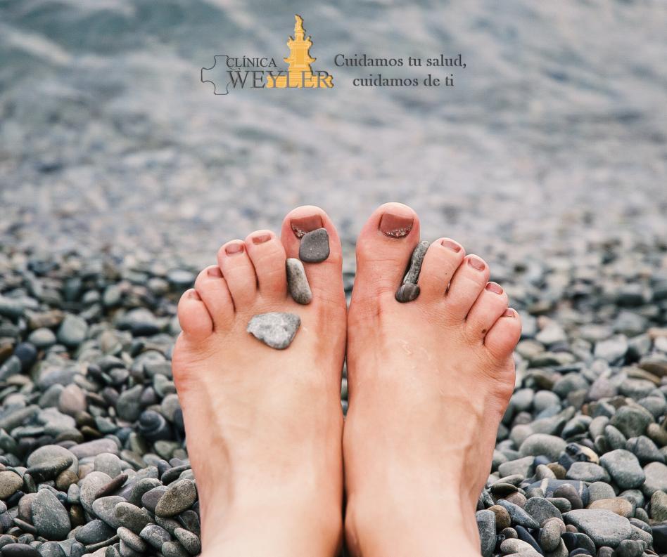 ClinicaWeyler's tweet photo. En Canarias tenemos la suerte de tener muchas playas de callaos ⛱. Sin embargo, el agua hace que la piel se ablande 💧 y es más fácil que aparezcan heridas
¡Utiliza siempre cholas con suela ancha!
#ClínicaWeyler #Podología #Tenerife #Pies #Podólogo #Playas #Callaos #Verano https://t.co/1zOAQFdOjB