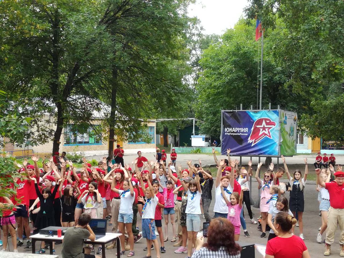 В Центре "Союз" подвели итоги первой половины смены. Отличившимся детям и педагогам вручены грамоты и дипломы. Прошли показательные выступления детей.