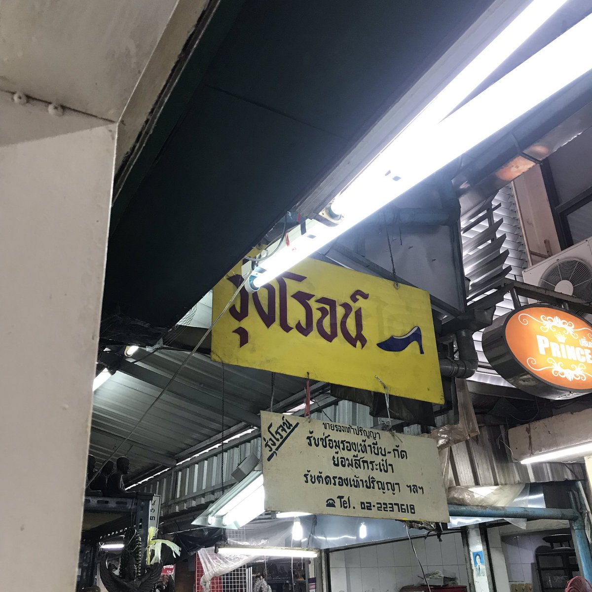 nntey's tweet photo. มาตามรีวิวคัชชูรับปริญญา นี่เป็นคนเท้ายาวแล้วหาไซส์รองเท้ายากมาก บวกกับมาเจอรีวิวร้านนี้ในทวิตพอดีจนต้องตามมา คือมีทุกไซส์จริงๆ และรองเท้าดีมากๆ พื้นนุ่ม ใส่สบาย สามารถปรับแก้ไซส์ได้ตามที่เราต้องการเลย คุณป้าใจดีมากกกก เพราะนี่ปรับแล้วปรับอีกกว่าจะพอดีเท้า น่ารักที่สุด🥰👍🏻💕 https://t.co/3RqiI7L1Yf