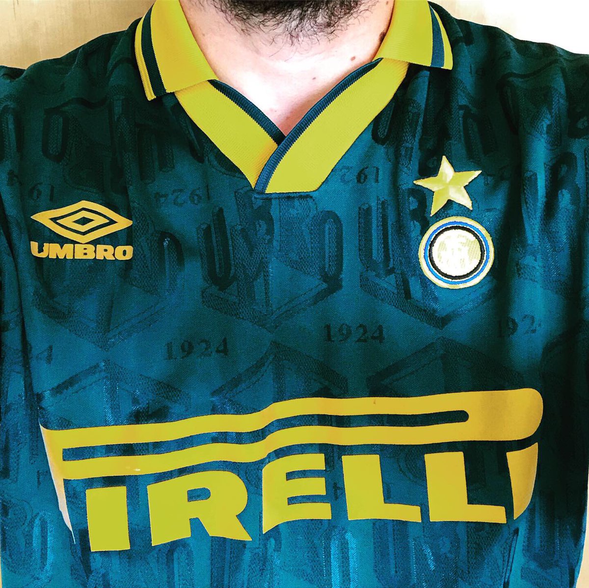 . @inter Training Kit, 1995/96 @umbroThis exquisite training kit featured in some summer transfer announcements that season, such as Roberto Carlos as he joined for his unfortunate stint at Inter Milan. The diamond pattern contains a reference to Umbro’s foundation year
