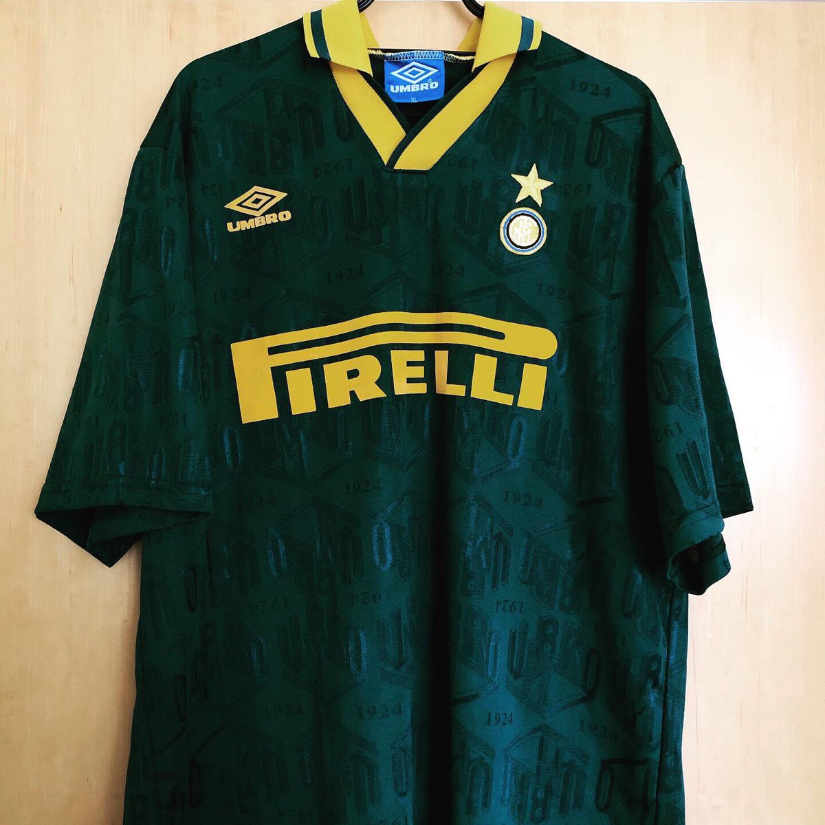 . @inter Training Kit, 1995/96 @umbroThis exquisite training kit featured in some summer transfer announcements that season, such as Roberto Carlos as he joined for his unfortunate stint at Inter Milan. The diamond pattern contains a reference to Umbro’s foundation year
