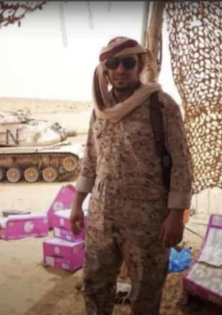 meme2014es's tweet photo. #الشهيد_علي_ال_سعد_الزهراني
مازلت أسير هذا المشهد، لم أستطع أن أنساه، حينما فاجأنا المتحدث باسم القوات المسلحة بأداء تحية الشرف العسكرية لأرواح الشهداء، انهمرت الدموع حتى أوجعتنا عيوننا من البكاء على رحياك..
(كان نعم الجار رحمك الله ياأبو شهد💔) https://t.co/ZOckkmSmrl