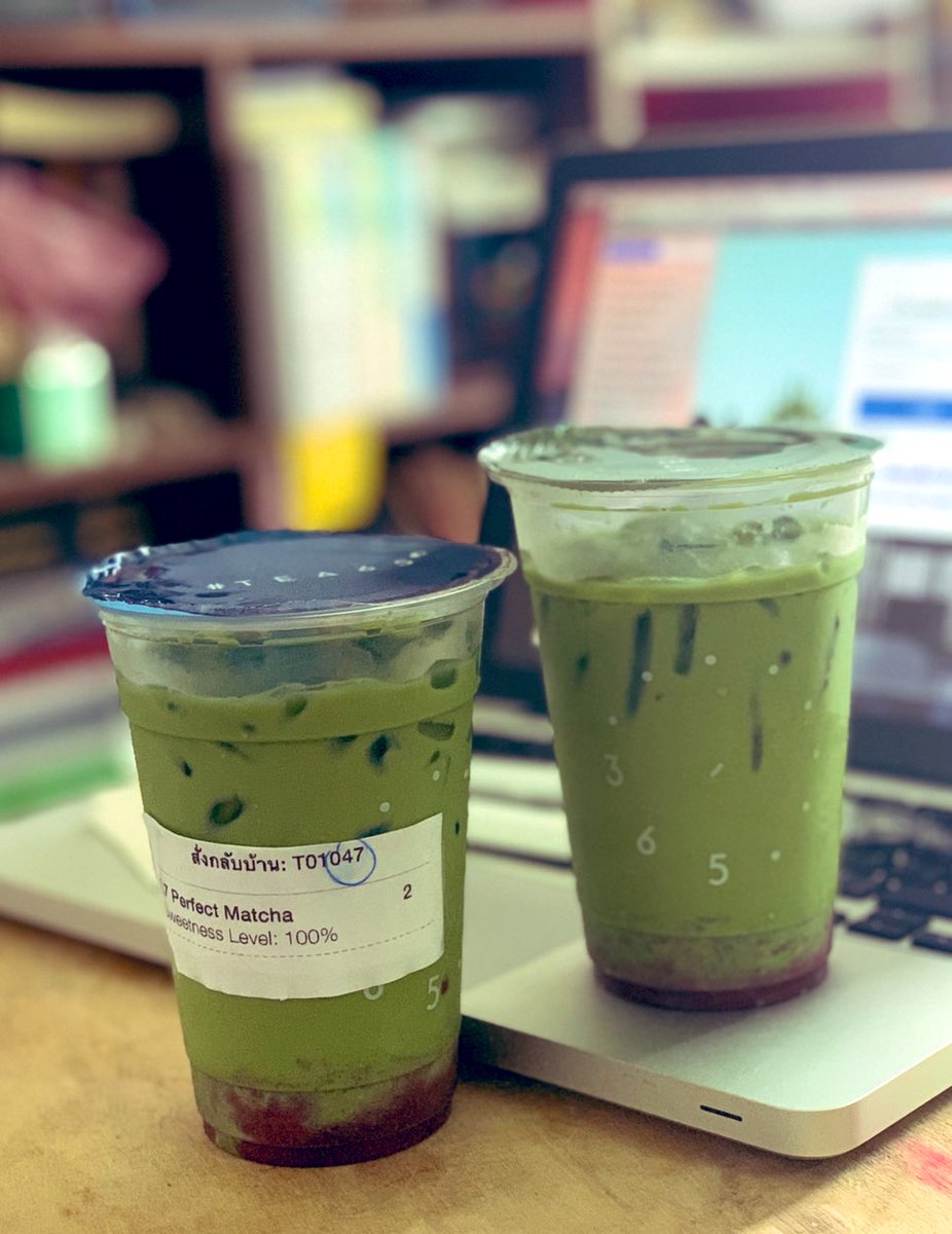 cotMOS's tweet photo. รีวิว grab food ร้าน tea65 โปรโมชั่น 1แถม1 perfect mathcha แบบเข้มข้น กินแล้วแบบตื่นอ่ะ ข้างล่างเปนสตอเบอรี่เพิ่งเคยกินกับชาเขียวนี่ก้อเข้ากันนะ. รวมราคา2แก้ว 120+ ค่าส่ง 10 บาท #อร่อย #คุ้มมากเว้อ #grabfood #ช่วงอ่านสือสอบ #หายง่วงเบย #ขอบคุณแฟนสุดน่าร้ากกก💛 https://t.co/JDwfHNicqk
