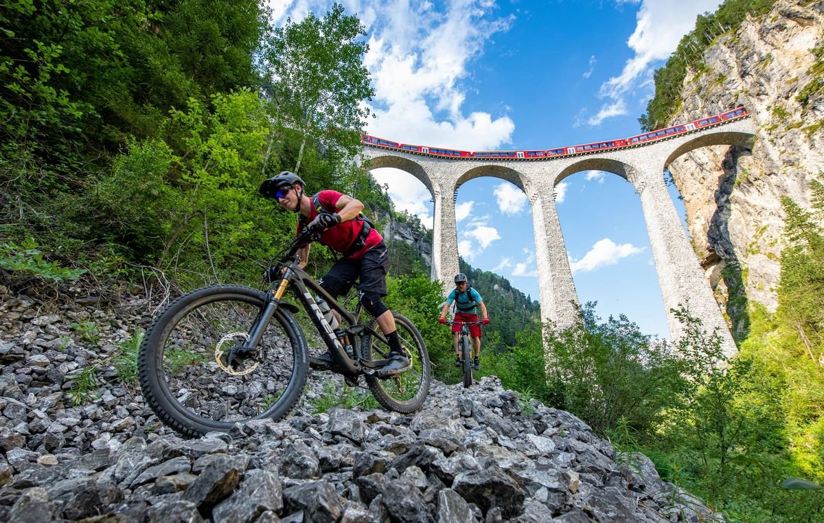 Morgen am startet der Swiss Epic in <a href="/DavosKlosters/">Davos Klosters 💛💙</a>  - leider ausgebucht. Möchtest du die Originalstrecke selbst mal unter deine Stollen nehmen? Etappen selbst eingeteilt - ohne Renndruck - dafür inklusive Gepäcktransport? Hier gibt es das passende Angebot: swissepicroute.bike