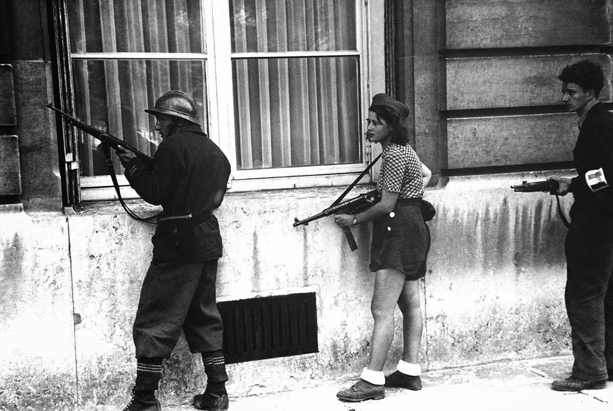 wrkclasshistory's tweet photo. #OtD 19 Aug 1944, this photograph was taken in Paris of 18 year old French Resistance fighter, Simone Segouin, with war name Nicole Minet. She had come from Chartres to help liberate the capital as part of the Resistance. https://t.co/kbMImPNaCF https://t.co/yl5CCuBEap