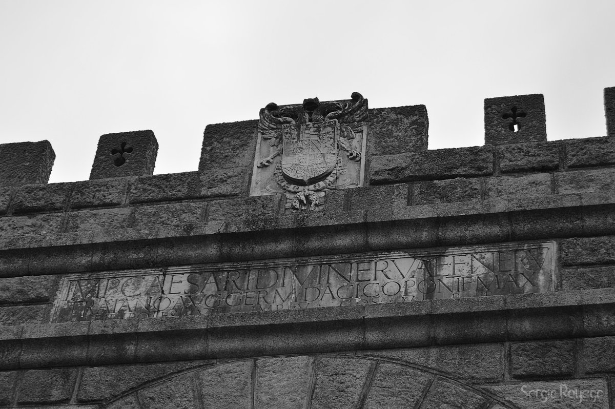 serapa79's tweet photo. “La fotografía repite mecánicamente lo que nunca más podrá repetirse existencialmente” (Roland Barthes).Imagen del detalle superior del Arco del Triunfo del Puente de Alcántara, Cáceres.Feliz #DíaMundialdelaFotografía #WorldPhotographyDay2019 #cienciaehistoriadelaingenieriacivil https://t.co/gr2C1W7sEx