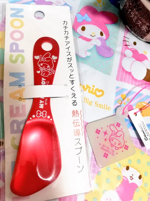 ショップでアイスクリームスプーンが赤メロだったから買った～🍨✨
袋に貼り付けてくれるオマケって今は選べるんだな…ちっちゃい頃なんのキャラクターのオマケつけてくれるんだろってワクワクしてた気持ちはしんだ 