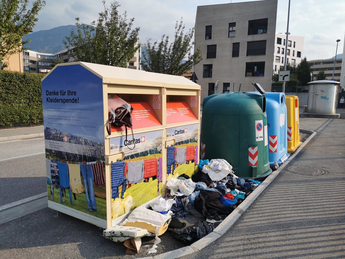 Bozen Kaiserau: War es die Not oder Gier? Schön anzuschauen ist der ausgeräumte <a href="/CaritasBZBX/">Caritas BZ-BX</a> Smmelcontainer nicht.