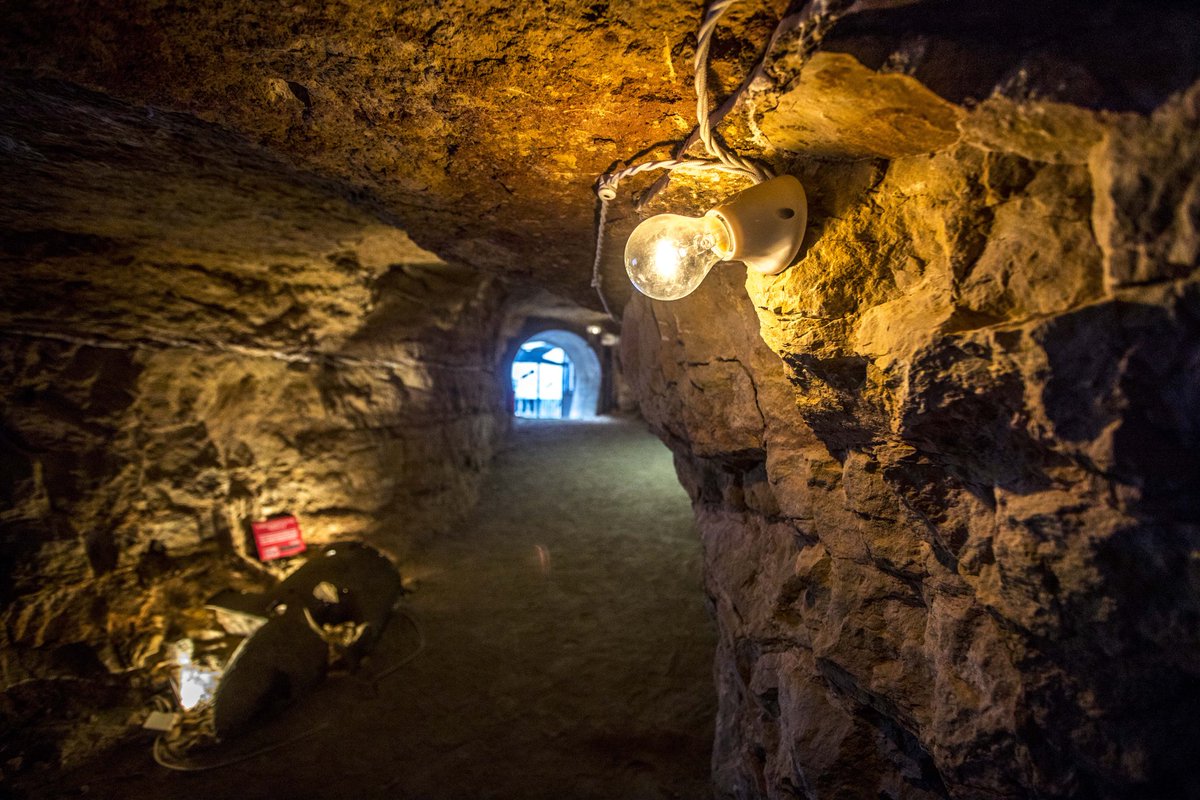 💣 La Guerra Civil i la batalla de l’Ebre es van viure amb intensitat a la comarca. Un bon exemple en són els refugis antiaeris de Flix i Benissanet, ambdós visitables.