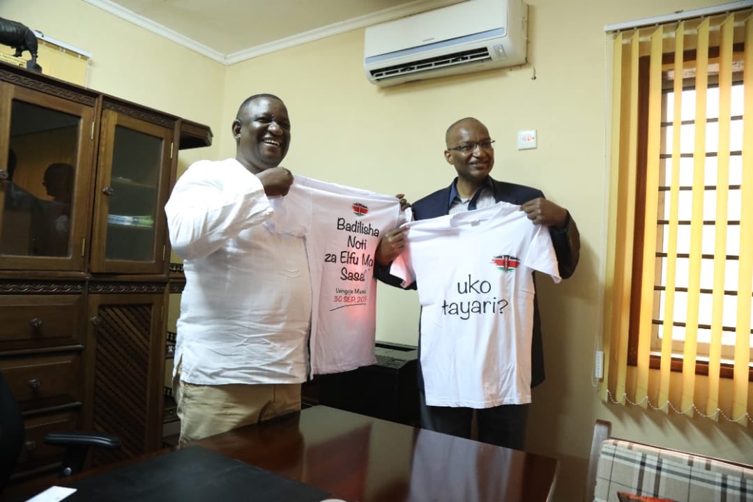 CBKKenya's tweet photo. Governor @njorogep takes the message of the new currency to the southeasternmost corner of Kenya, all the way to Lunga Lunga in Kwale County, reminding Kenyans how to identify the new currency. Also, that the deadline for exchanging the old KSh 1,000 notes is fast approaching. https://t.co/myuRKBktQK