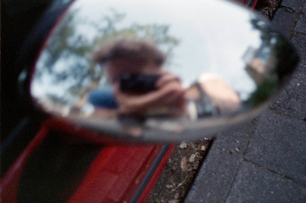 LetsExploreMag's tweet photo. Missed focus on obligatory mirror-selfie. Nothing special to see anyway 😂
#HomeDev
#BelieveInFilm
#ShootFilmBeNice https://t.co/qnhfczOPoW