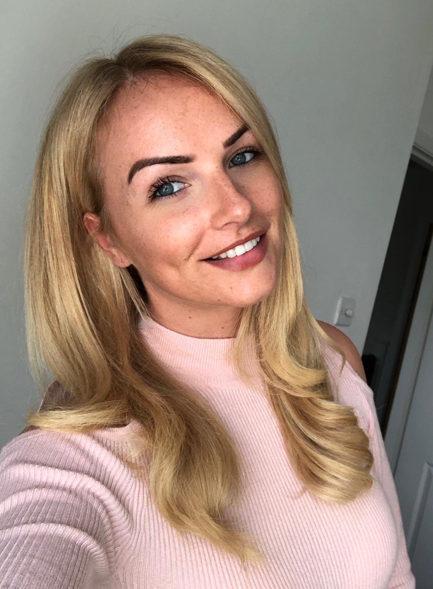 CUTE little selfie from the fabulous @charlswood during a nice little job last week - we ❤️her #modelselfie #modelgoals #blondemodel #curvymodel 
#morellobookings #teammorello #agencylife #modellingagency #models  #morellomodels #photoshoot #stills