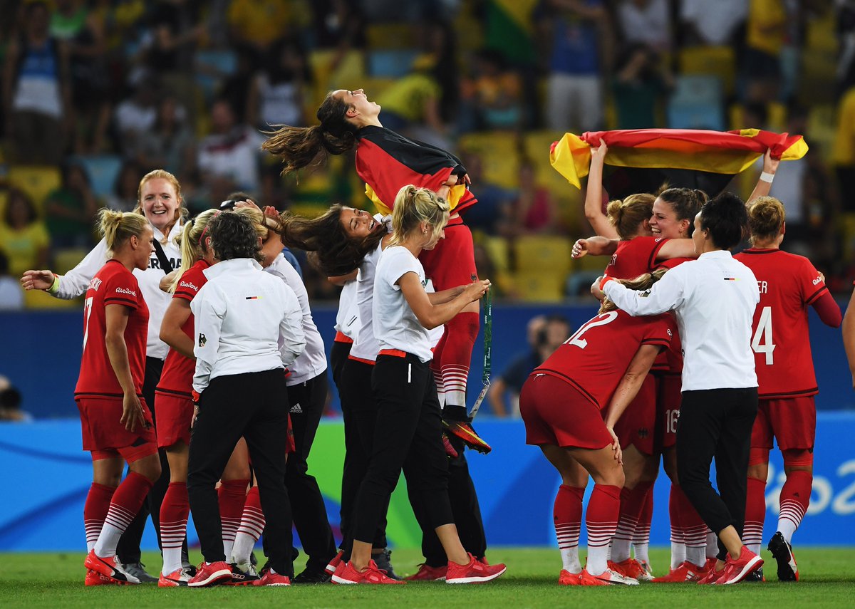 fifacom_de's tweet photo. ⚽️🥇😀

#OnThisDay vor drei Jahren triumphierten die @DFB_Frauen beim Olympischen Fussballturnier der Frauen.  Zum ersten Mal überhaupt konnte die DFB-Auswahl in den sechs Auflagen dieser Turnierreihe die Goldmedaille gewinnen 💪 https://t.co/N3I783ASVH