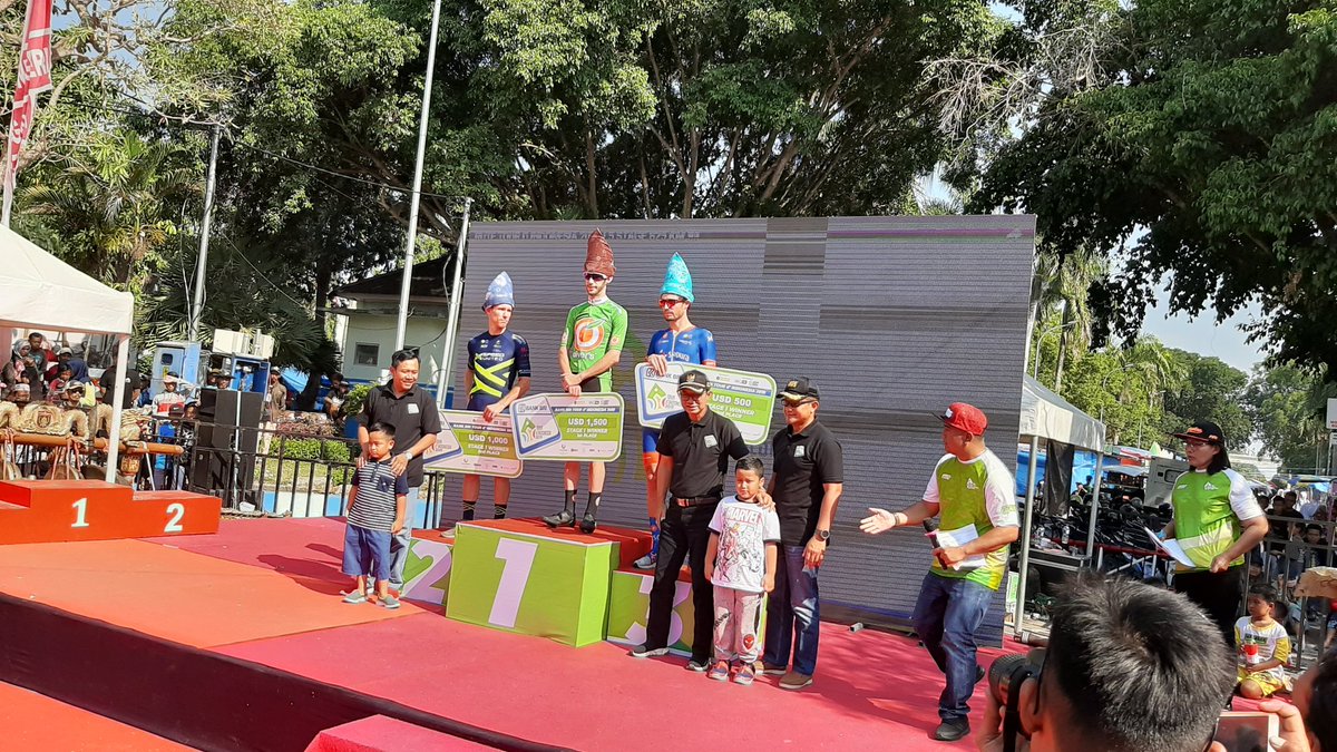 TourdeINA's tweet image. Awarding ceremony for first stage of Bank BRI Tour d'Indonesia 2019. #TdI2019 #racetheelements #tourdindonesia #mahkotapromotion #bankbri