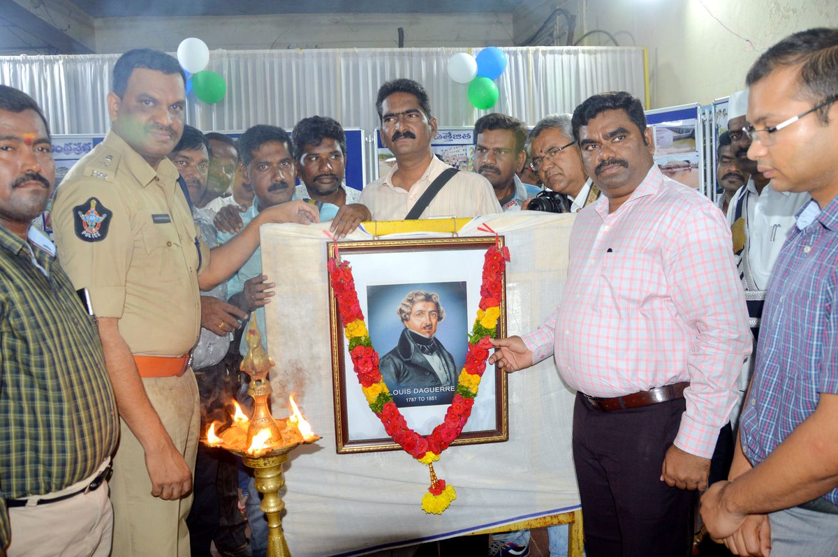 kurnoolgoap's tweet photo. సమాజానికి కళ్ళకు కట్టినట్లు చూపేది చిత్రమేనని జిల్లాలో మంచి ఫోటోగ్రాఫర్లు ఉన్నారని జిల్లా కలెక్టర్ జి. వీరపాండియన్ అన్నారు. సోమవారం  కలెక్టరేట్ ఆవరణలో ప్రపంచ ఫోటోగ్రఫీ దినోత్సవాన్ని పురస్కరించుకొని   మీడియా ఫోటోగ్రాఫర్లు ప్రదర్శించిన ఫోటో ఎగ్జిబిషన్ ను జిల్లా యస్పి కె. ఫకీరప్పతో https://t.co/rRFpSaGn7H