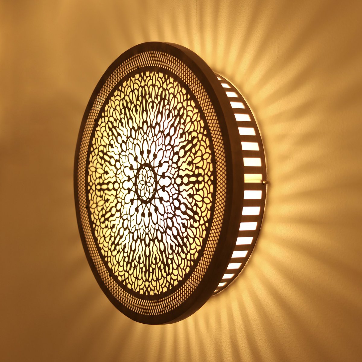 BrasslightIntl's tweet photo. Fill your home with Delaila’s luminous warmth like having your own little sun mounted on your walls. ✨🌞

#ByBrasslight #Brasslight #LightingUpLife
#Delaila #BLIW717 #Lighting #WallSconce #InteriorDesign #WallLight #Dubai #MyDubai #Dxb #DubaiLife #Design #Sun #Art #Brass https://t.co/TZMSBu6ulM