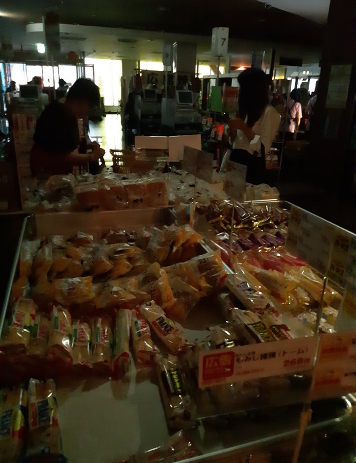 堺市のスーパーが落雷で停電している現場の画像