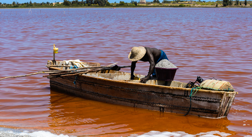 orangeafrica's tweet photo. [#Découverte 🌍🔎] Au #Sénégal, le #LacRose, de son vrai nom lac #Retba, doit sa renommée à sa couleur rose. Depuis les années 1970, sa grande ressource en sel marin contribue à l'économie du pays. #Travel #Voyage https://t.co/WW4SKegDs6