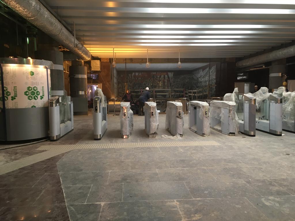 metrostroy's tweet photo. На станции "Проспект Славы" начались к��ининговые работы. Ведется монтаж витражей на световых карнизах. В вестибюлях установлены турникеты.

#метрострой 
#метростройспб 
#фрунзенскийрадиус 
#метроспб https://t.co/veRgaHT6RD