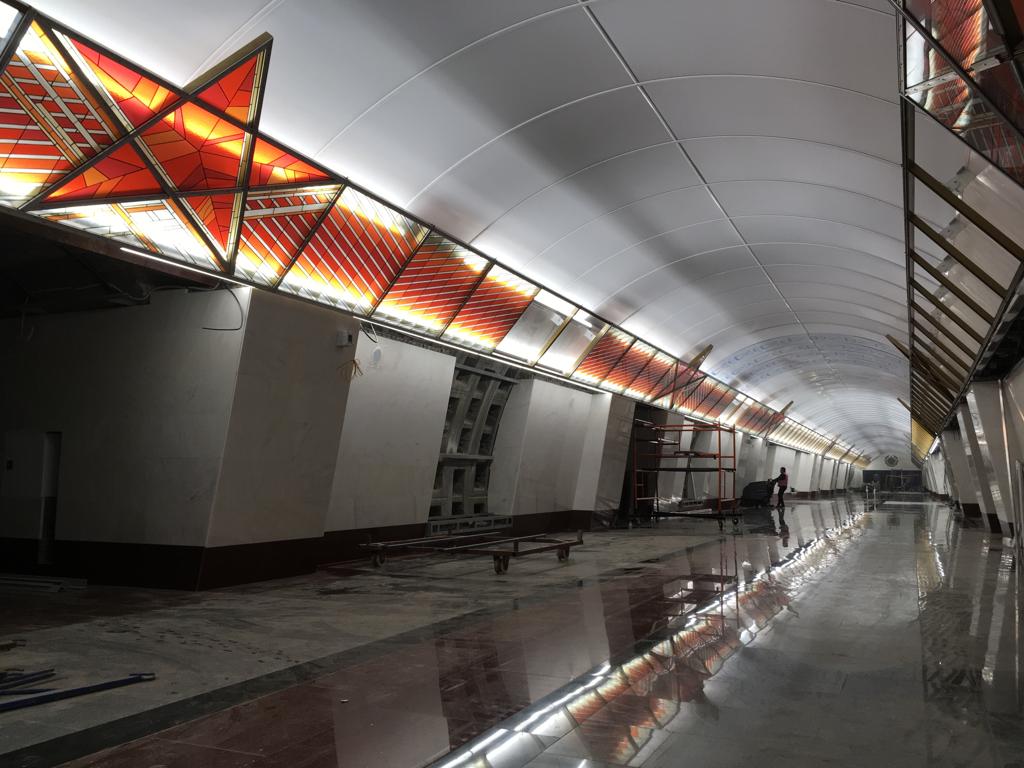 metrostroy's tweet photo. На станции "Проспект Славы" начались к��ининговые работы. Ведется монтаж витражей на световых карнизах. В вестибюлях установлены турникеты.

#метрострой 
#метростройспб 
#фрунзенскийрадиус 
#метроспб https://t.co/veRgaHT6RD