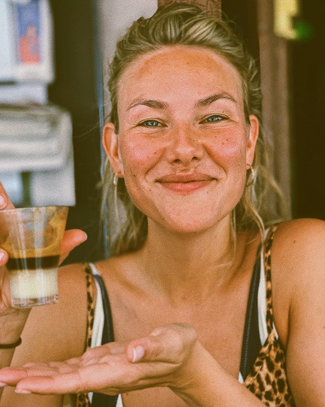 “Hoi, mijn vrouw en ik willen graag een koffie.”
“Hola, mi esposa y yo queremos un café.” ift.tt/2Hd2urm