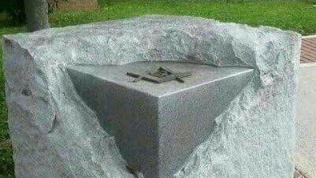 NickHintonn's tweet photo. A Masonic hypercube represented by the rough stone and the perfected stone which lies underneath. A metaphor for the man who transcends his fallen state and sculpts his life into a masterpiece. https://t.co/H0EI30eCja