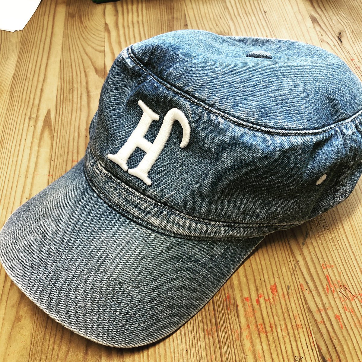 HEADGOONIE's tweet photo. 毎日かぶって数年。かなり良い味出てきた僕の初代海賊帽🏴☠️
そろそろ濃いめ重めも欲しくなってきたので開発中です^_^ご期待ください
https://t.co/wA8IcwCZt7
#headgoonie #headgoonie2019aw #piratechoice https://t.co/ybXTGdndTN